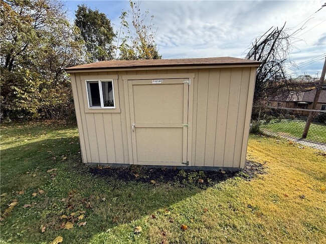 Building Photo - 300 Taylor St