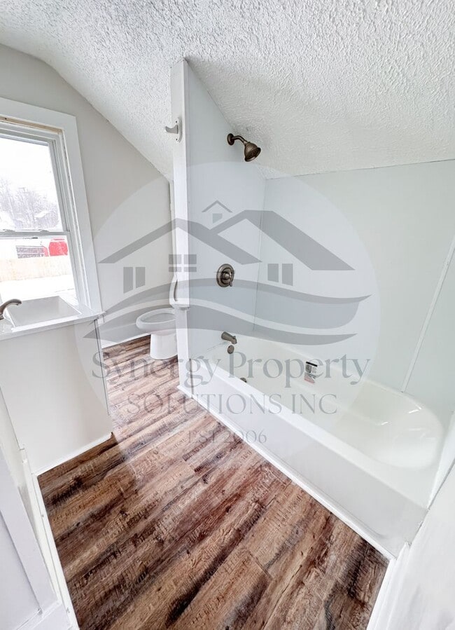 Building Photo - Crestline Home Available Now