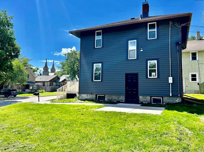Building Photo - 635 N Prairie Ave
