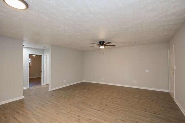 Building Photo - 1013 W Slaton Ave