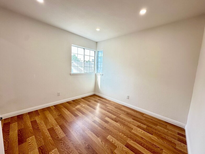 Building Photo - 45202 Pickford Ave