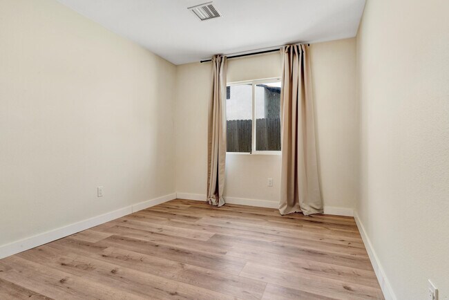 Building Photo - 458 W Bon Air Dr