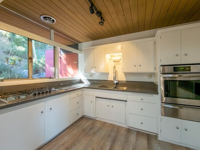 Building Photo - 1404 Oak Grove Dr