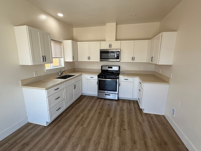 Building Photo - Small Pet Considered in this Beautiful Lik...