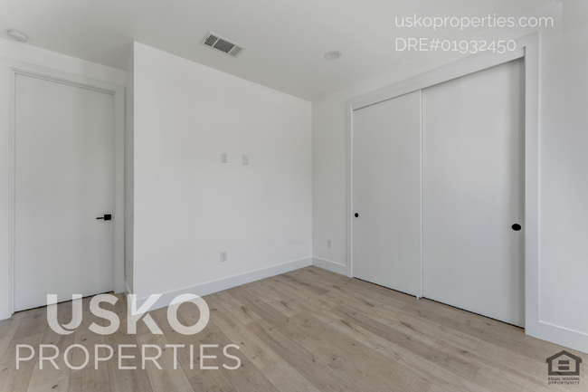 Building Photo - "Chic Urban Living: Spacious 2-Bed, 2-Bath...