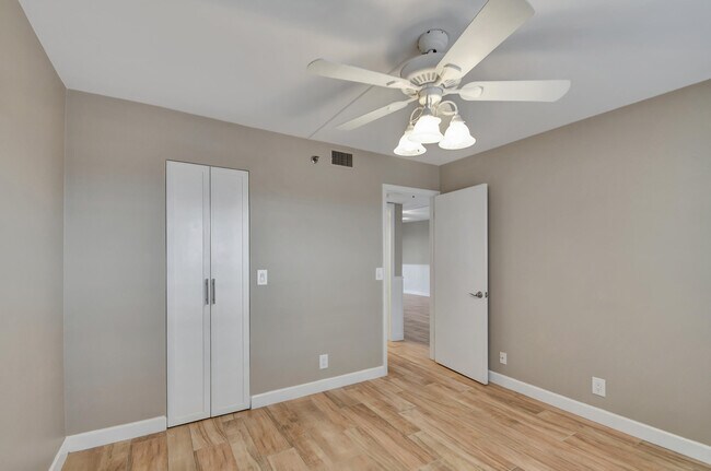 Building Photo - 4640 Lucerne Lakes Blvd