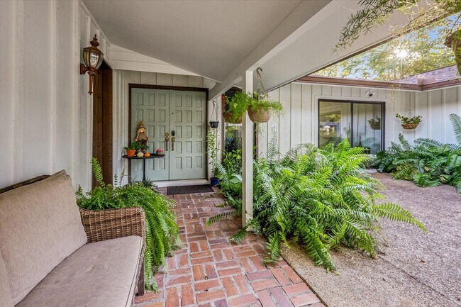 Building Photo - Mid-Century Home in Killearn Estates