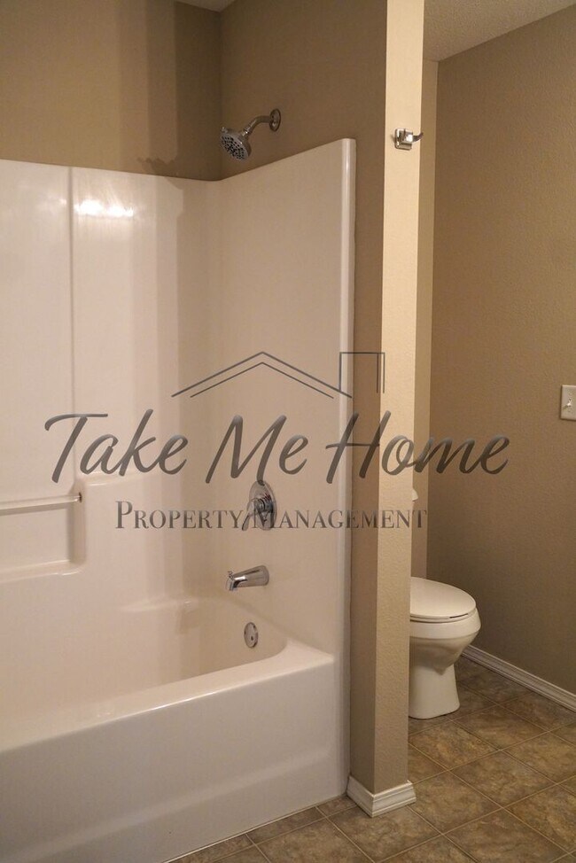 Building Photo - 3 Bedroom 2 bathroom home