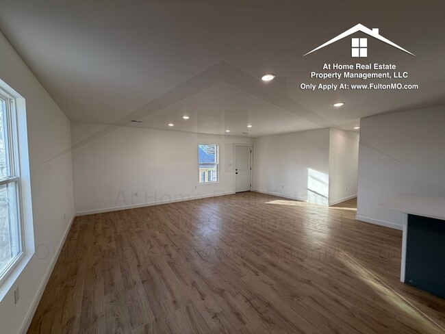 Building Photo - 508 E 8th St