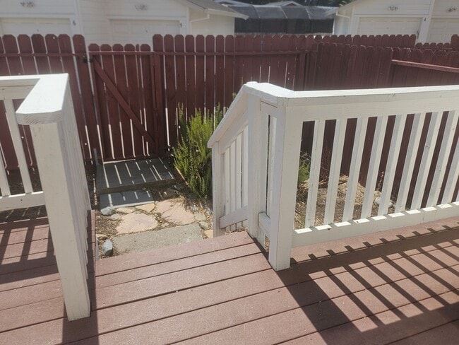 Building Photo - Charming Townhouse In Middletown