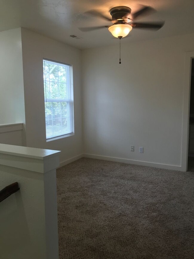 Building Photo - Charming Home Nestled in Springfield - 3 b...