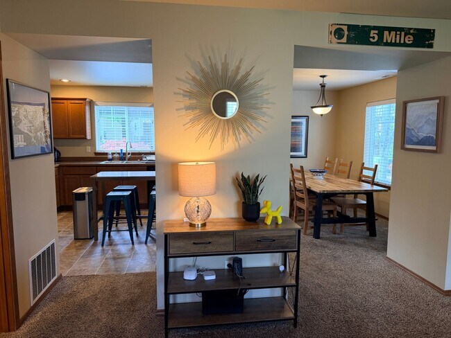 Building Photo - Short term, fully furnished home! 3 bed, 2.5 bath, central a/c, w/d, d/w, covered parking, great ...