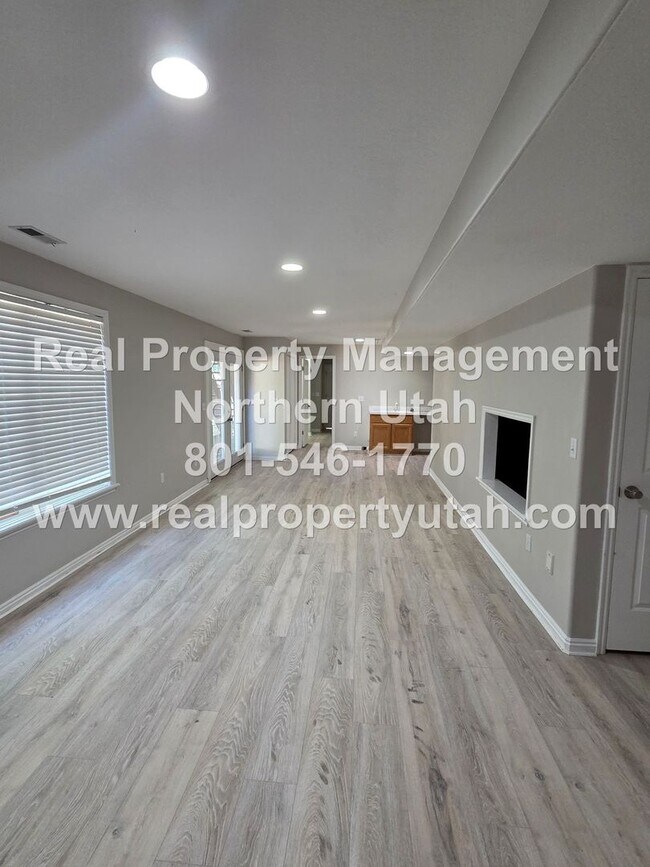 Building Photo - Updated 5 Bed 5 Bath Layton House Available!