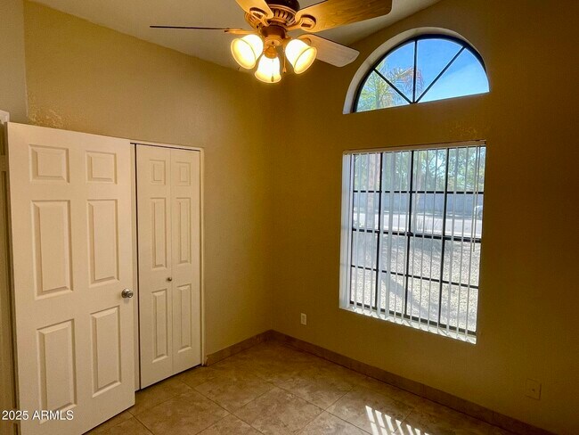 Building Photo - 6502 W Paradise Ln