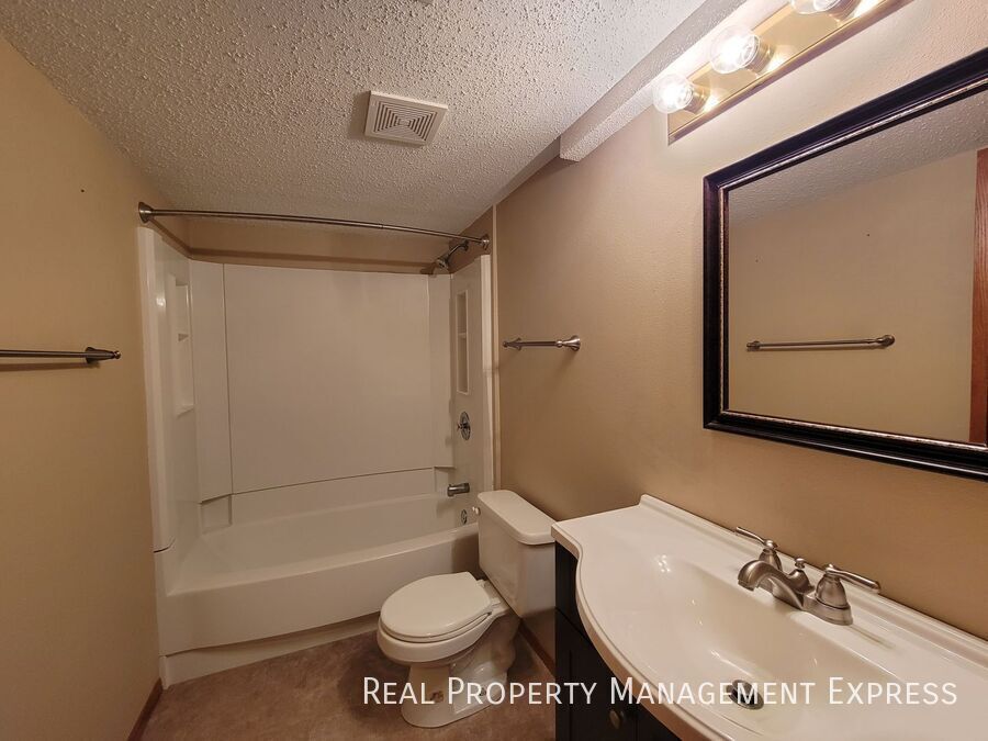 Building Photo - Great 4 Bed 2 Bath House with 2-stall atta...