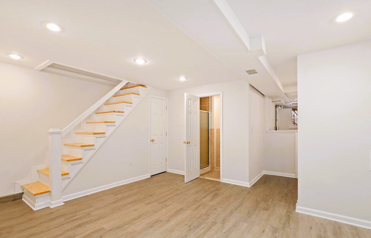 Building Photo - 3608 Elkader Rd