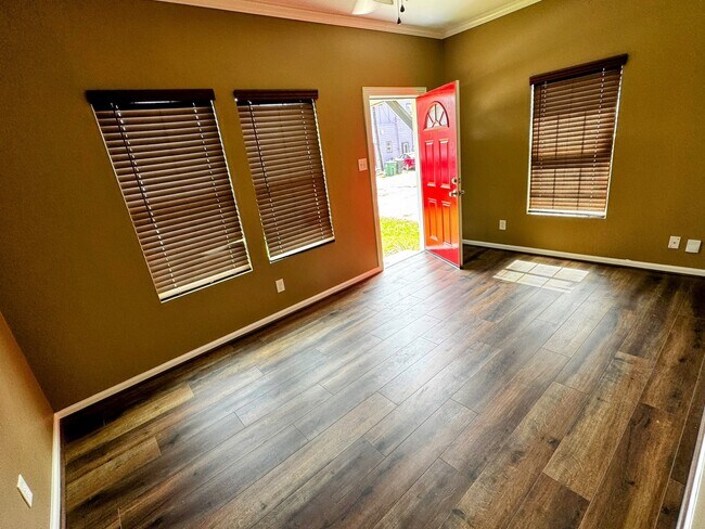 Building Photo - 507 N 78th St