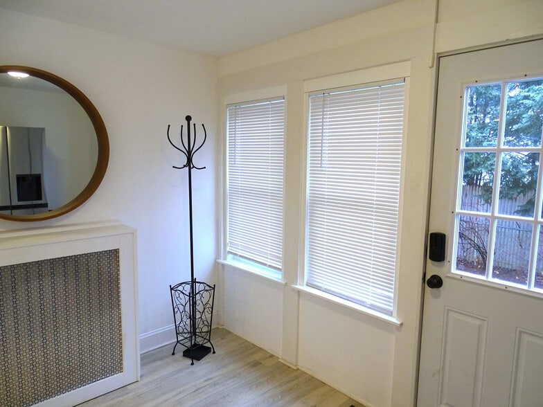 Building Photo - 18 Pleasant St