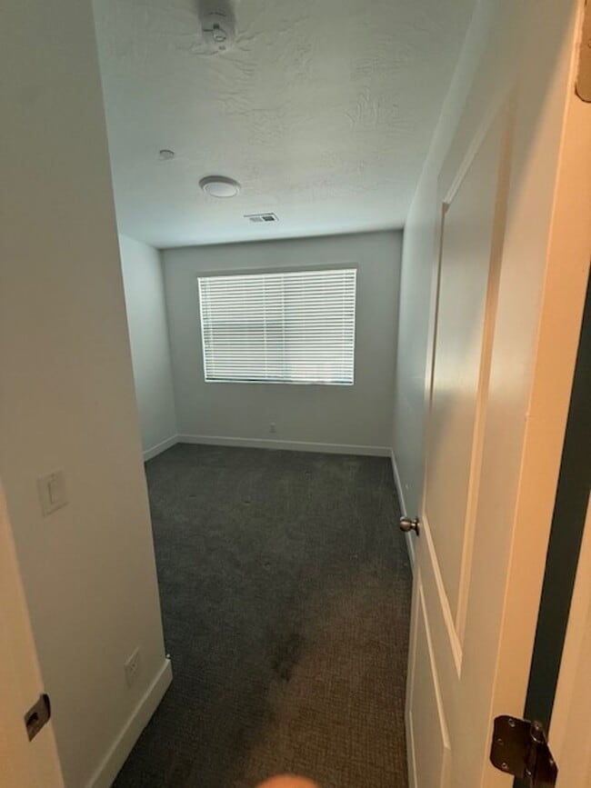 Building Photo - Modern 3 Bedroom Condo in Desert Color