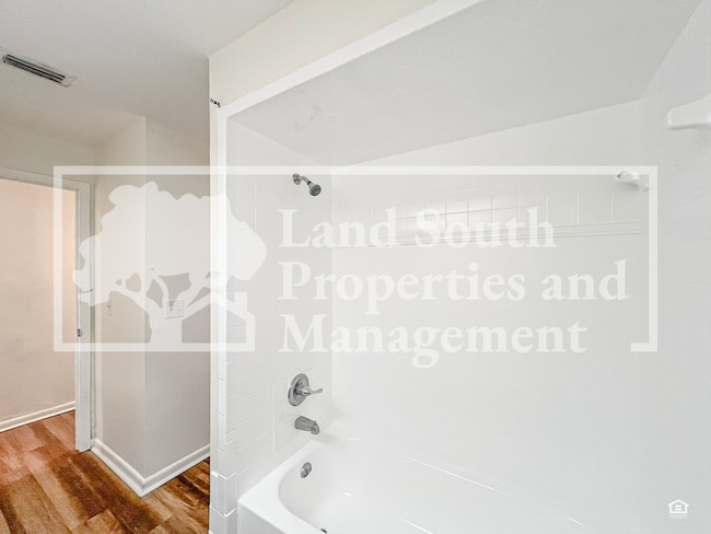 Building Photo - Newly Renovated 3-Bedroom Duplex with Mode...