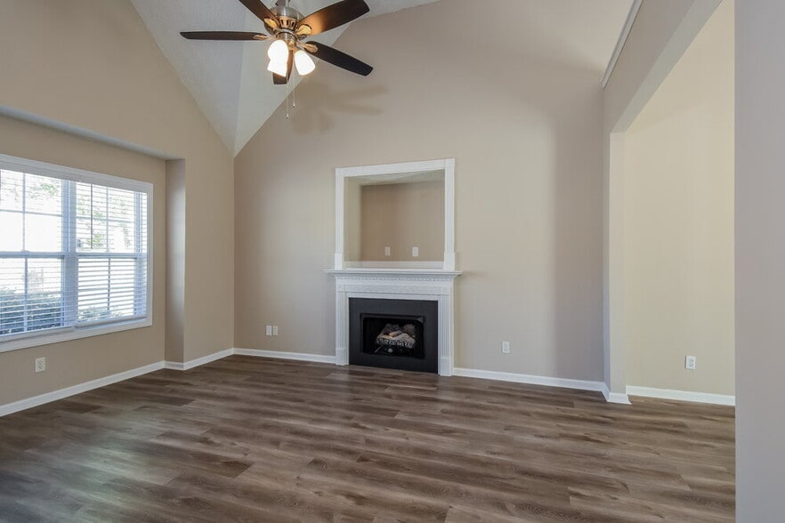 Building Photo - 301 Providence Dr