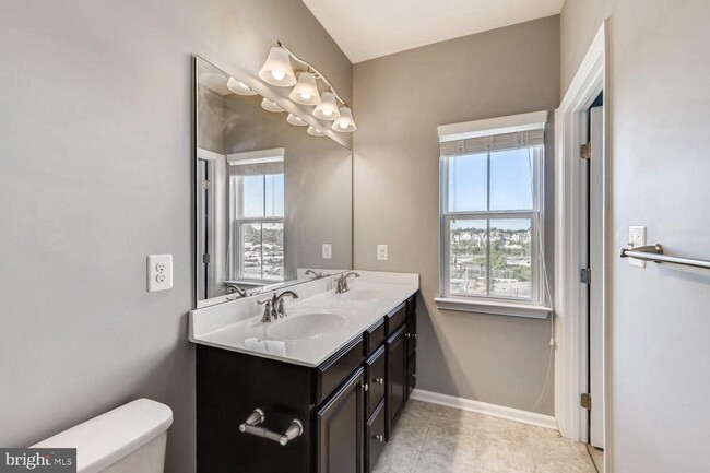 Building Photo - 8225 Secluded Cove Ln
