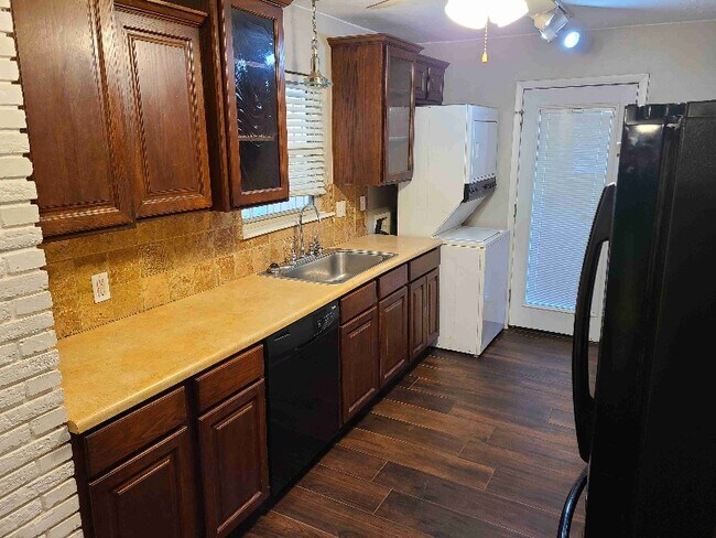 Building Photo - 2152 Huntleigh Dr