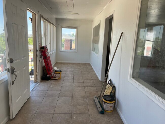 Front Foyer / Enclosed Patio - 845 W Whitman St