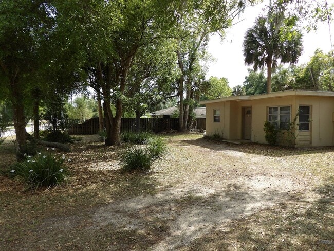 Building Photo - Orange City 3 Bedrooms 2 Bath 900 SQ FT Call Carole Arcaro 386-216-4900