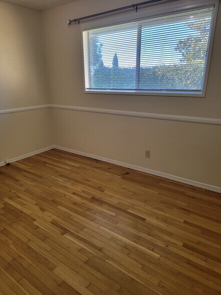 Building Photo - 1136 Larkspur Ln