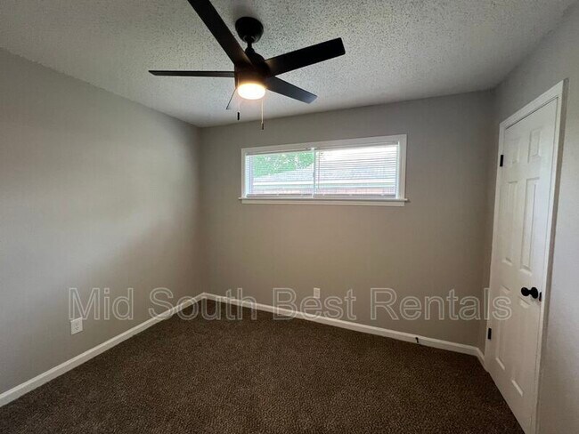 Building Photo - 1785 Tampa Cove