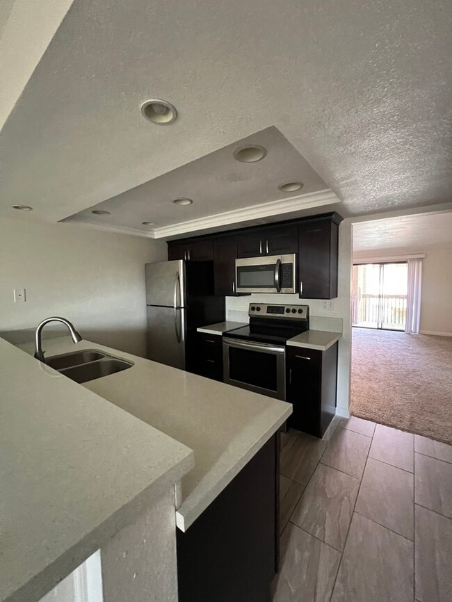 Building Photo - Beautiful Condo in a Private, Gated Commun...