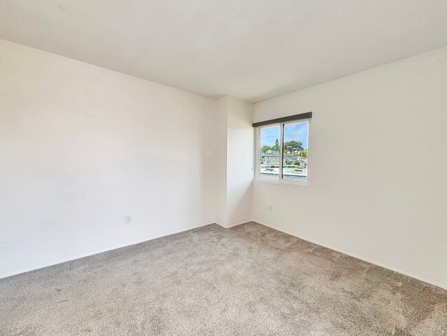 Building Photo - Beautiful 3BD/2.5BA Condo Located in Unive...