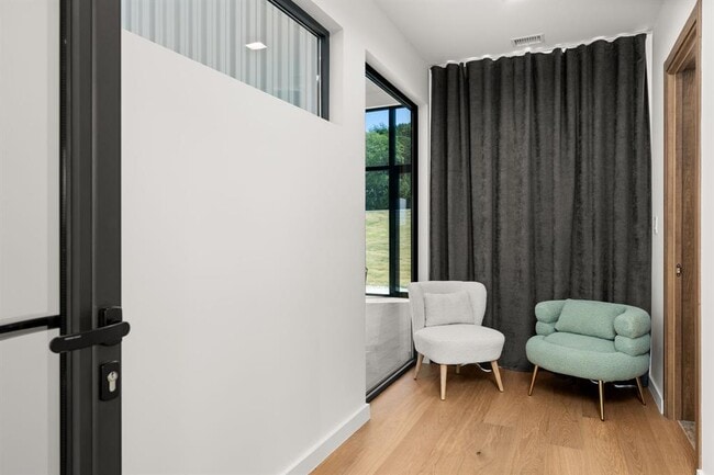 Building Photo - 2714 Lakehurst Rd