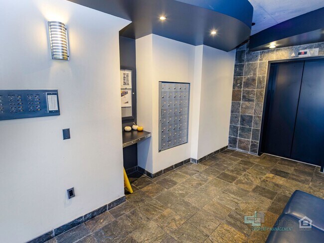 Building Photo - Stylish Urban Studio in the Heart of Downt...