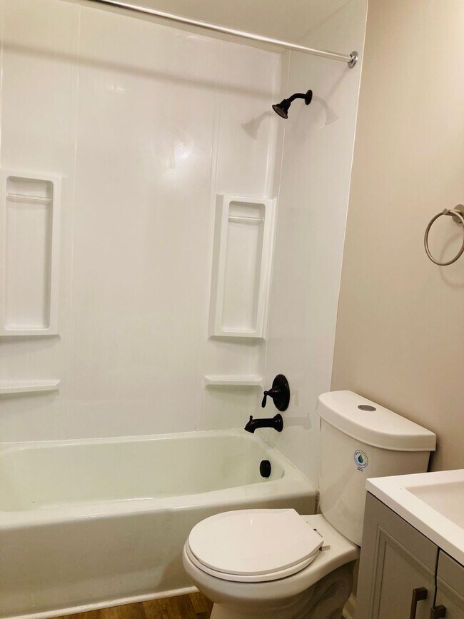 Building Photo - Recently Renovated Micro One Bedroom Apartment! May 1 move in!