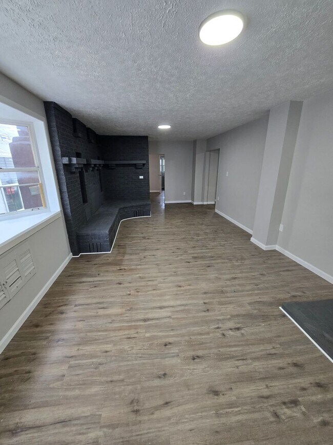 Building Photo - 4 BEDROOM SINGLE FAMILY HOME