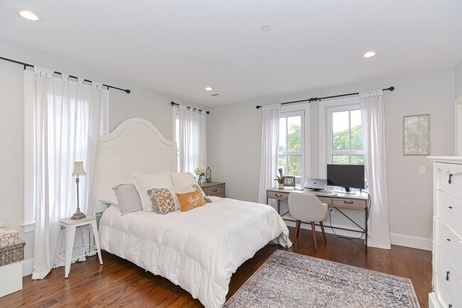 Building Photo - 52R River St