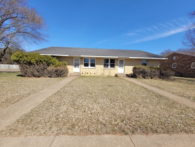 Building Photo - 3204-3206 Runway Ave