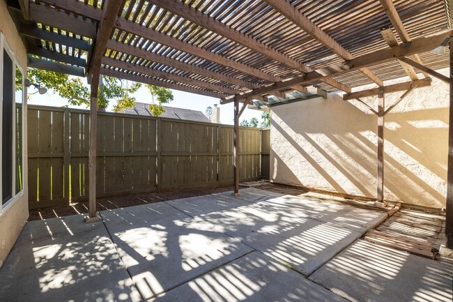 Building Photo - Spacious 4 Bedroom Townhouse in the Heart of Mira Mesa!