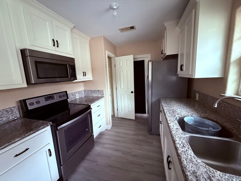 Kitchen - 1026 N Arcola St