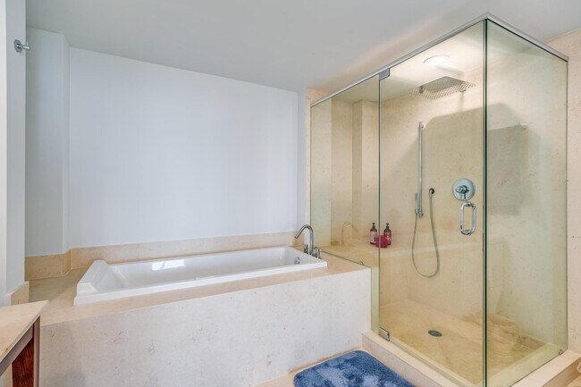 Building Photo - 495 Brickell Ave