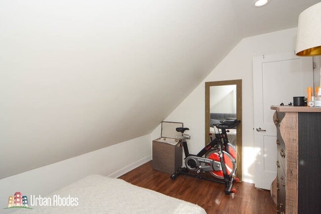 Building Photo - 3031 N Hamlin Ave