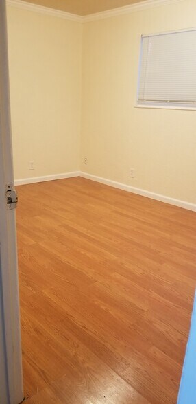 Building Photo - 845 Apgar St