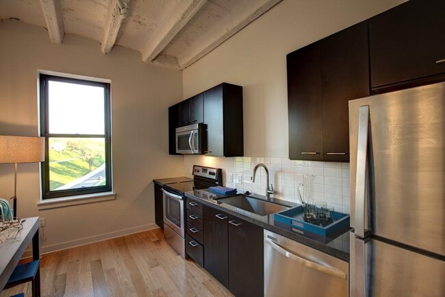 Building Photo - Pershing Lofts