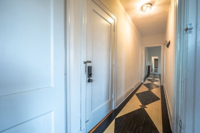 Building Photo - Historic Apartment near downtown with a vi...