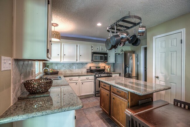 Building Photo - 24 Edgewood Forest Ct