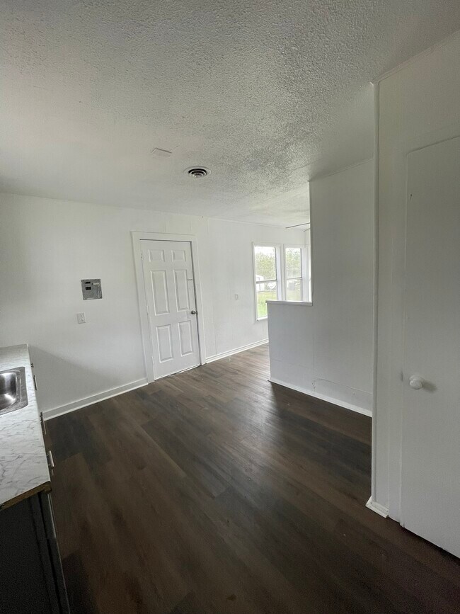 Building Photo - 602 S Wanda Dr