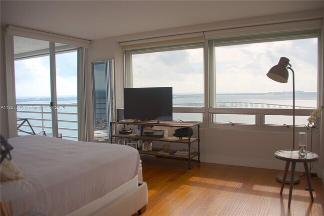 Building Photo - 1541 Brickell Ave