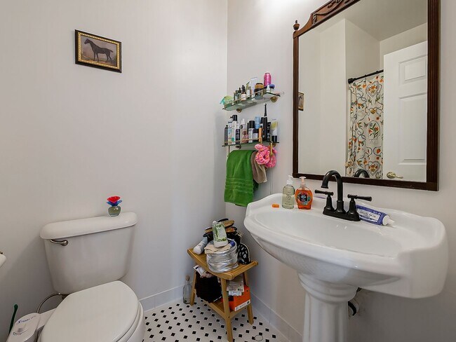 Building Photo - 14520 Vauxhall Dr